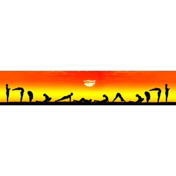 Пози йоги "Вітання Сонця" на фоні помаранчевого неба