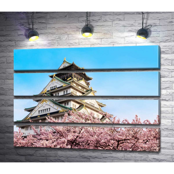 Японский замок Осака (Osaka) в объятиях цветущих сакур