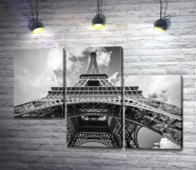Погляд знизу на грандіозну споруду Ейфелевої вежі (Eiffel tower)