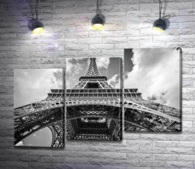 Погляд знизу на грандіозну споруду Ейфелевої вежі (Eiffel tower)