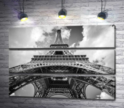 Погляд знизу на грандіозну споруду Ейфелевої вежі (Eiffel tower)