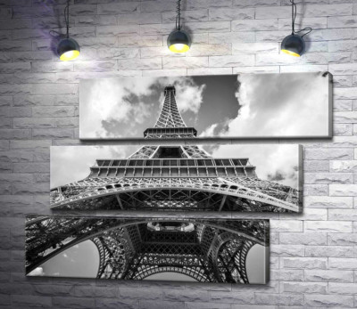 Взгляд снизу на грандиозное сооружение Эйфелевой башни (Eiffel tower)