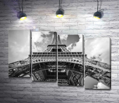 Взгляд снизу на грандиозное сооружение Эйфелевой башни (Eiffel tower)