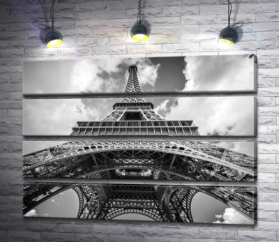 Погляд знизу на грандіозну споруду Ейфелевої вежі (Eiffel tower)