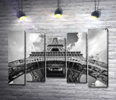 Взгляд снизу на грандиозное сооружение Эйфелевой башни (Eiffel tower)