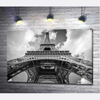 Взгляд снизу на грандиозное сооружение Эйфелевой башни (Eiffel tower)