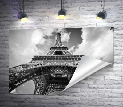 Погляд знизу на грандіозну споруду Ейфелевої вежі (Eiffel tower)