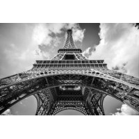 Взгляд снизу на грандиозное сооружение Эйфелевой башни (Eiffel tower)
