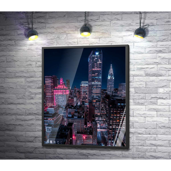 Фиолетово-розовый свет небоскребов Нью-Йорка