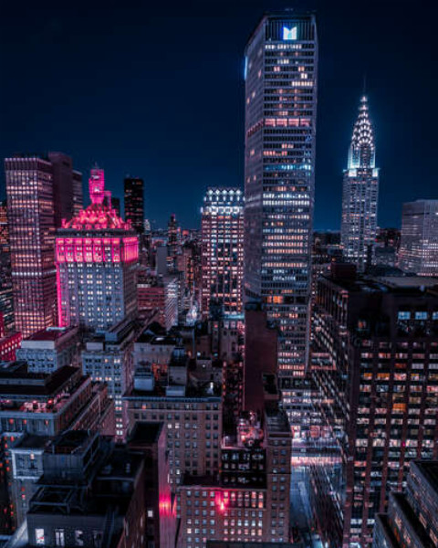 Фіолетово-рожеве світло хмарочосів Нью-Йорку