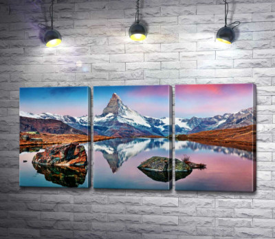 Гористий пік гори Матергорн (Matterhorn) відбивається у тихих водах озера