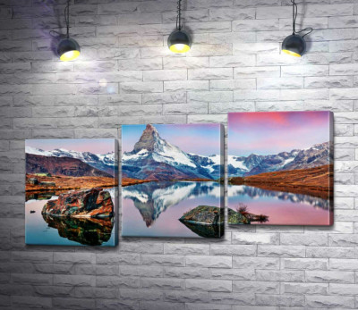 Гористий пік гори Матергорн (Matterhorn) відбивається у тихих водах озера