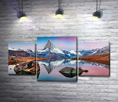 Гористий пік гори Матергорн (Matterhorn) відбивається у тихих водах озера