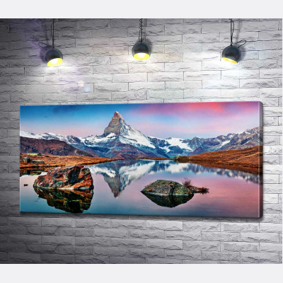 Гористый пик горы Маттерхорн (Matterhorn) отражается в тихих водах озера