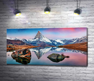 Гористый пик горы Маттерхорн (Matterhorn) отражается в тихих водах озера