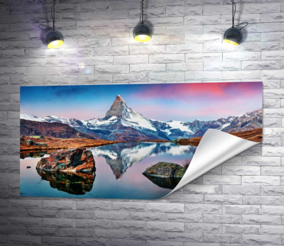Гористий пік гори Матергорн (Matterhorn) відбивається у тихих водах озера