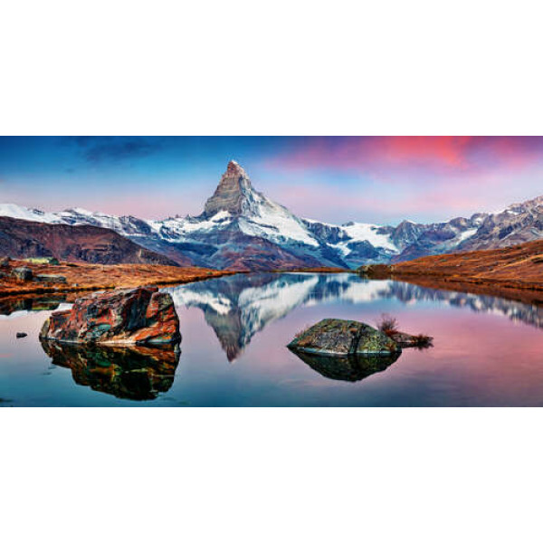 Гористий пік гори Матергорн (Matterhorn) відбивається у тихих водах озера