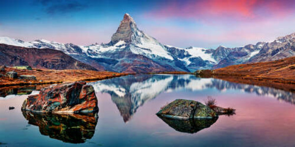 Гористый пик горы Маттерхорн (Matterhorn) отражается в тихих водах озера