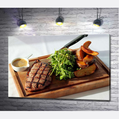 Стейк на дошці з салатом та картоплею на гарнір
