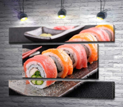 Модульная картина "Ровный ряд вкусных роллов урамаки"