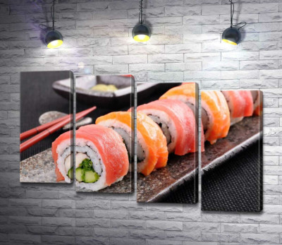Ровный ряд вкусных роллов урамаки