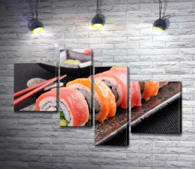 Модульная картина "Ровный ряд вкусных роллов урамаки"