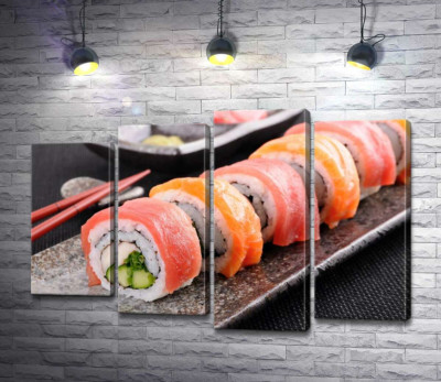 Модульная картина "Ровный ряд вкусных роллов урамаки"