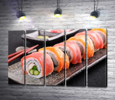 Модульная картина "Ровный ряд вкусных роллов урамаки"