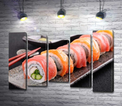 Модульная картина "Ровный ряд вкусных роллов урамаки"