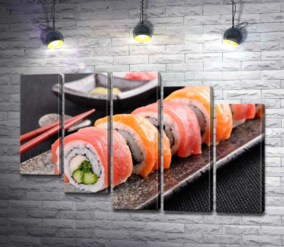 Модульная картина "Ровный ряд вкусных роллов урамаки"