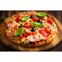 Ровные края круглой пиццы с мясом, грибами, помидорами, базиликом и маслинами