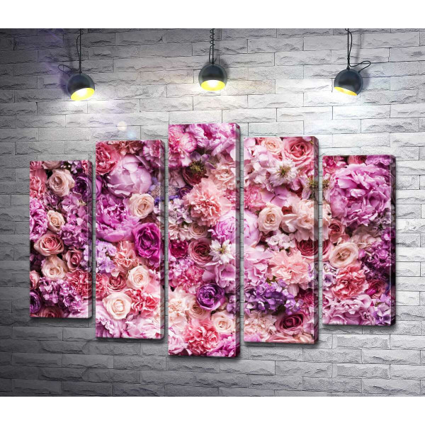 Розовый ковер из разнообразия цветов