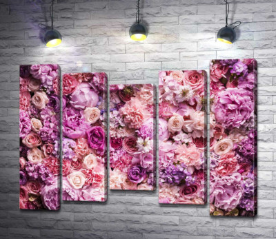 Розовый ковер из разнообразия цветов
