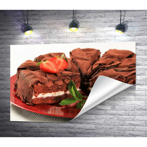 Шоколадно-клубничный торт со сливочным кремом