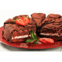Шоколадно-клубничный торт со сливочным кремом