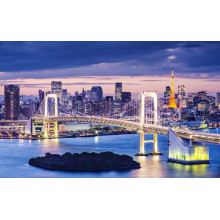 Веселковий міст підсвічує вечірні води в Токіо