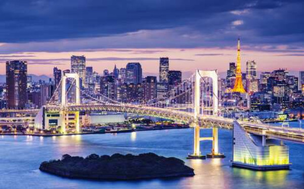 Радужный мост подсвечивает вечерние воды в Токио