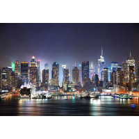 Ночные небоскребы подсвечивают небо Нью-Йорка