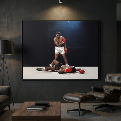Победитель боксер Мухаммед Али (Muhammad Ali) стоит над побежденным Сонни Листоном (Sonny Liston)
