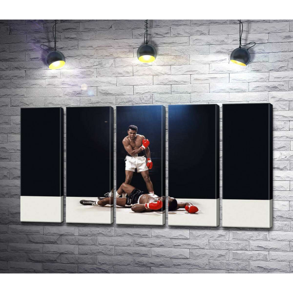 Победитель боксер Мухаммед Али (Muhammad Ali) стоит над побежденным Сонни Листоном (Sonny Liston)