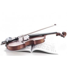 Смичок та скрипка лежать на книжці з нотами