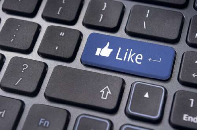 Синяя кнопка "Like" на компьютерной клавиатуре