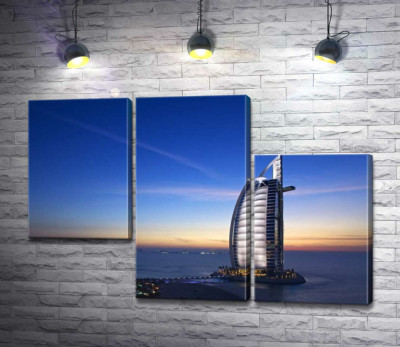 Отель Джумейра (Jumeirah) в свете вечерних лучей