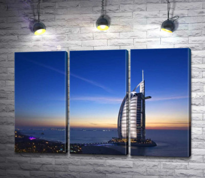 Готель "Джумейра" (Jumeirah) у світлі вечірніх променів