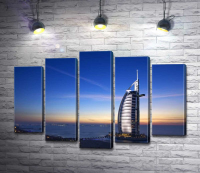 Готель "Джумейра" (Jumeirah) у світлі вечірніх променів