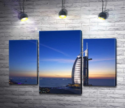 Отель Джумейра (Jumeirah) в свете вечерних лучей