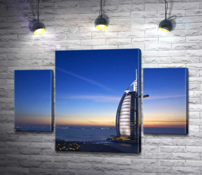 Отель Джумейра (Jumeirah) в свете вечерних лучей