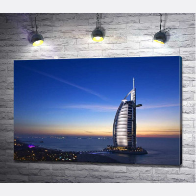 Отель Джумейра (Jumeirah) в свете вечерних лучей