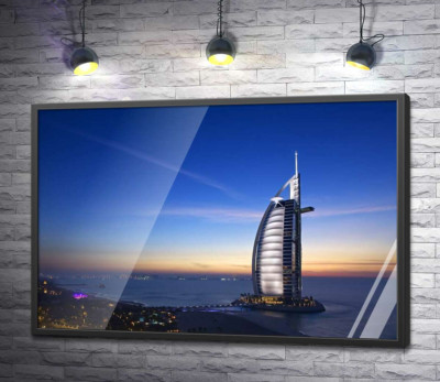 Постер "Отель Джумейра (Jumeirah) в свете вечерних лучей"