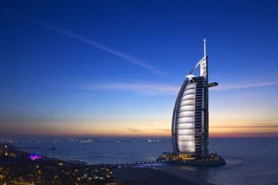 Отель Джумейра (Jumeirah) в свете вечерних лучей